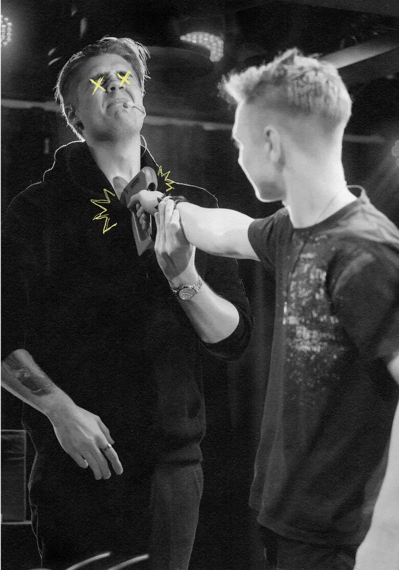 Åskådare skjuter Rasmus med en häftpistol