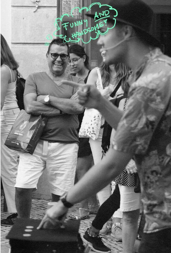 Åskådare skrattar under gatushow